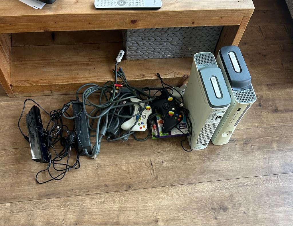 Xbox 360 en Xbox 360 met JTAG, met veel spellen en kinect, Ophalen, Met 2 controllers, 250 GB, Gebruikt