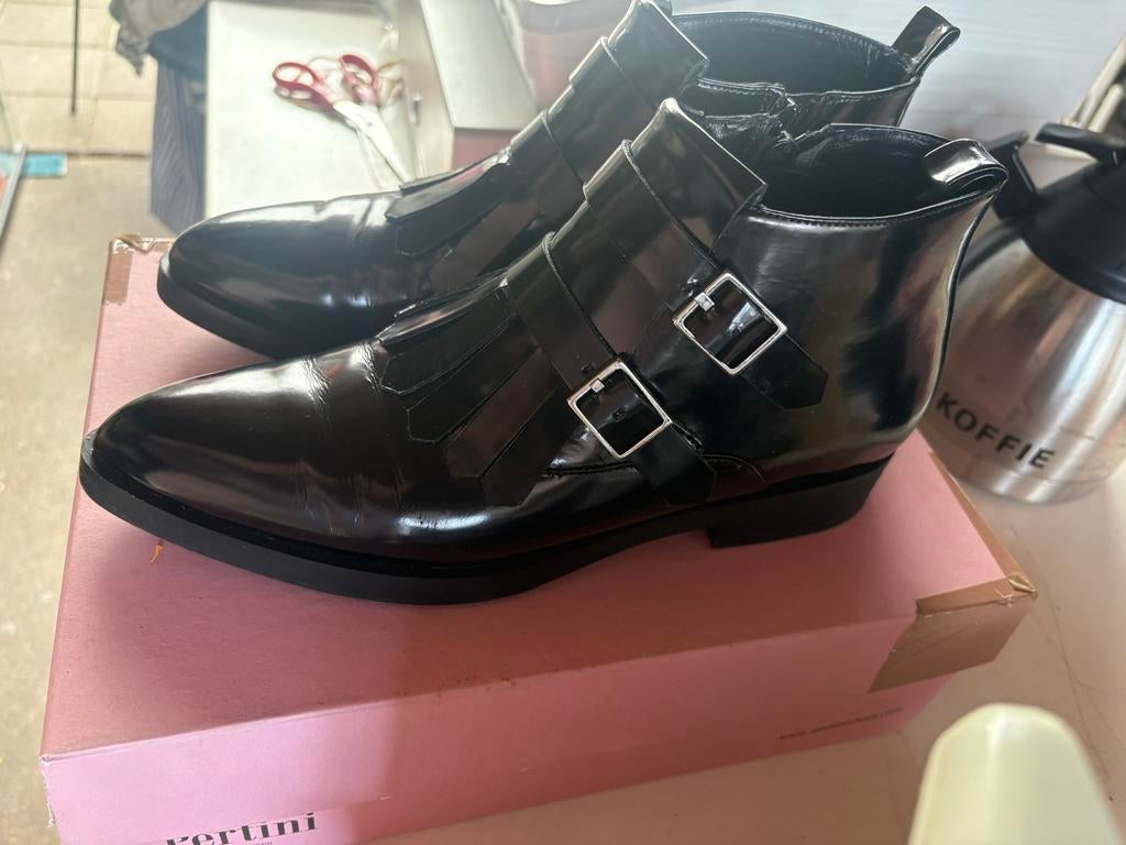 Pertini zwarte leren enkellaarsjes met gespen, Kleding | Dames, Ophalen of Verzenden, Zo goed als nieuw, Zwart, Lage of Enkellaarzen