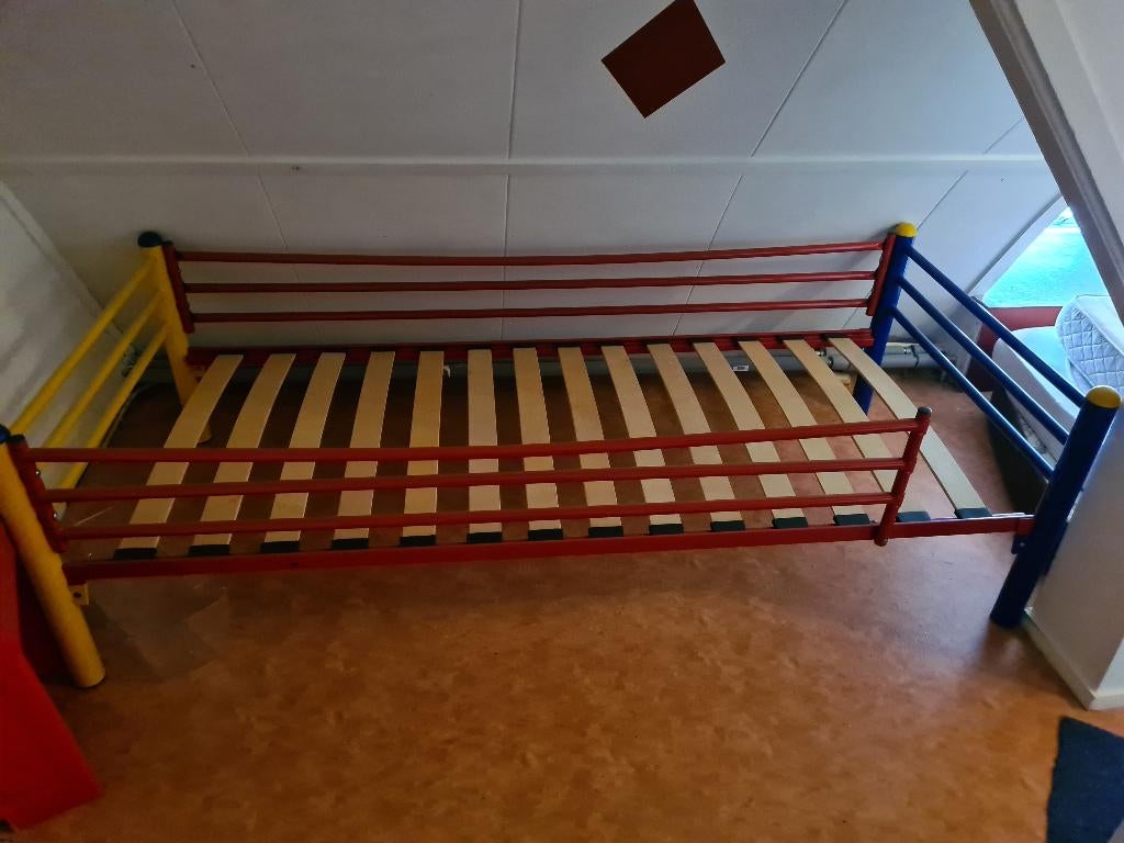 1 persoons bed metaal, zie foto. 190x80, Kinderen en Baby's, Kinderkamer | Bedden, Ophalen, Zo goed als nieuw, 180 cm of meer
