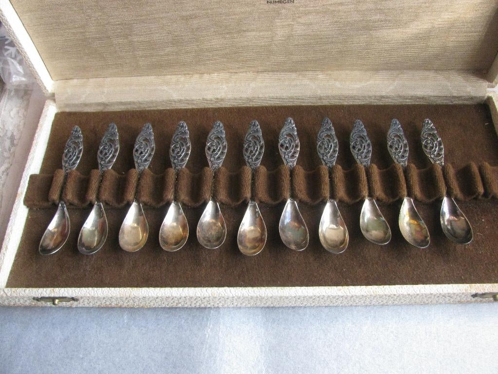 Oud Doosje met 11 Advocaat Lepels - Juwelier v Hout Nijmegen, Verzenden