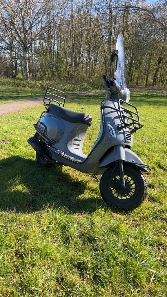 Mooie scooter, Ophalen, Zo goed als nieuw, Benzine