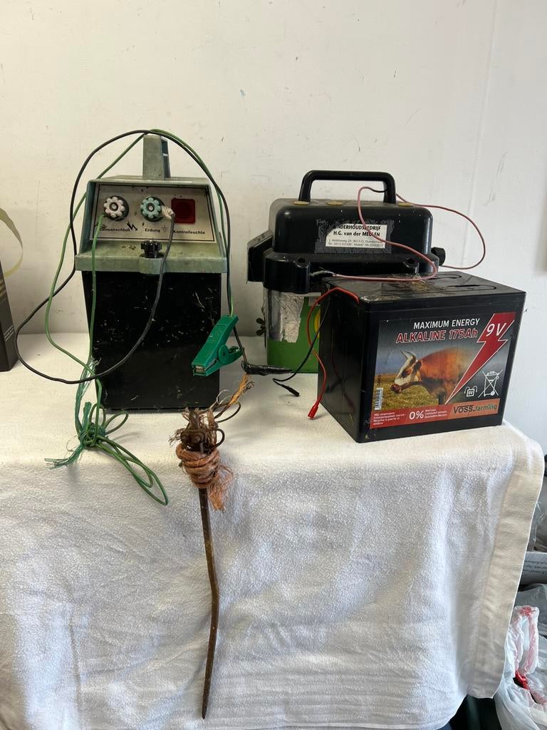 Te Koop : Schrikdraad Apparaat 2 Stuks Accu Zie Foto’s, Toebehoren