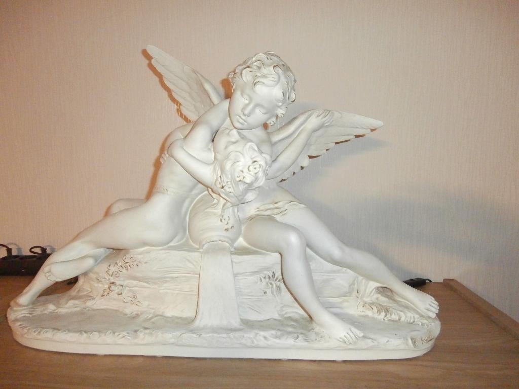Groot Antiek Beeld van R. Aurili   ,,  Cupido en Psyche., Ophalen, Overige onderwerpen, Gips, 50 - 100 cm