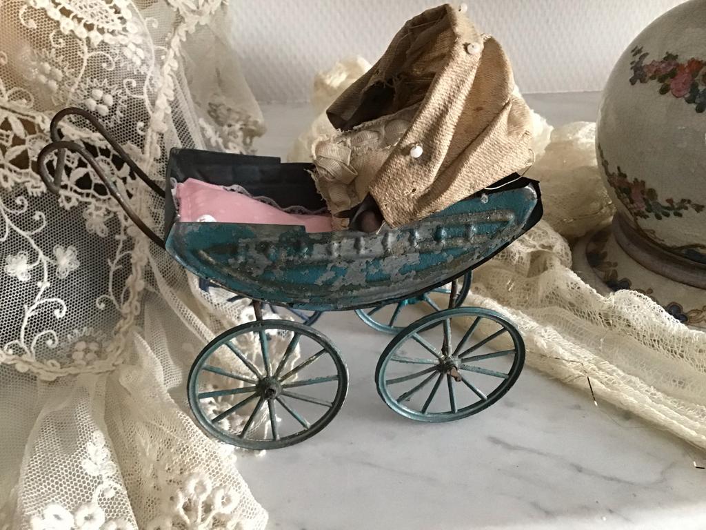 Antiek Blikken Poppenwagentje met Porseleinen Popje, Ophalen of Verzenden