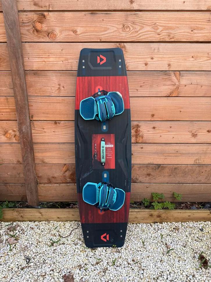 Duotone Select kiteboard  (incl. pads & straps), Watersport en Boten, Kitesurfen, Gebruikt, 4 m² of minder, Twintip, Ophalen