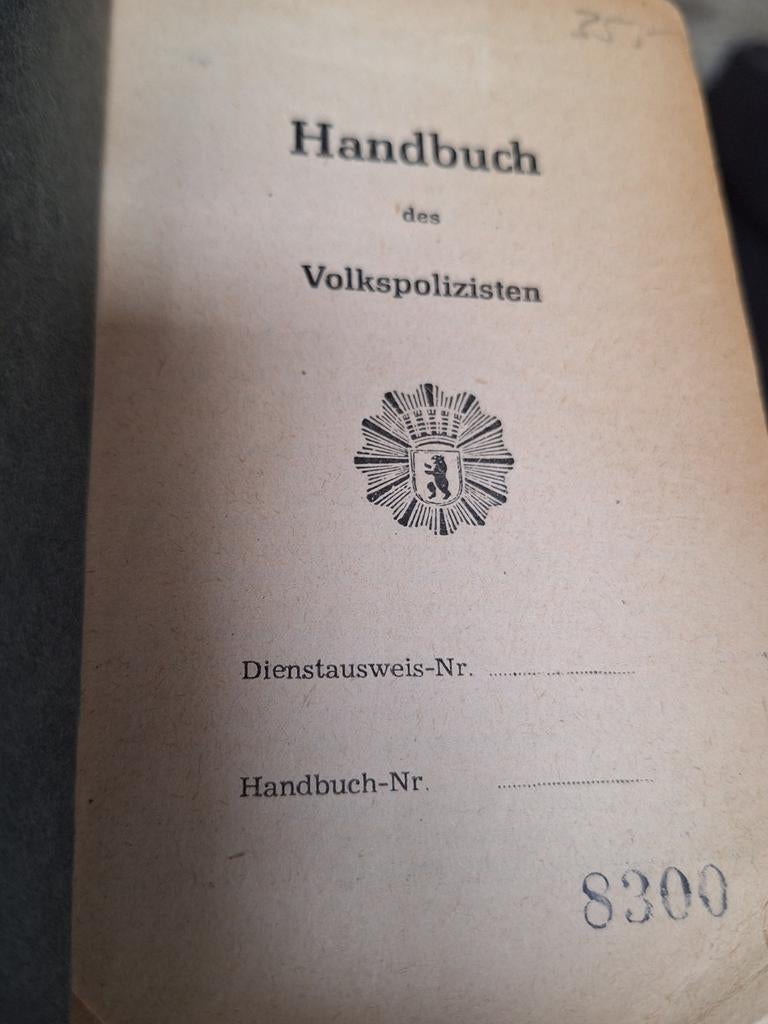 DDR Volkspolizei zakboekje/agenda 1954 Berlijn, Verzamelen, Militaria | Algemeen, Ophalen of Verzenden, Landmacht, Duitsland, Embleem of Badge