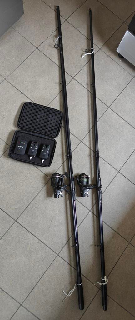 SPRO Karperhengels (2x) met reels, lijn en beetmelders, Watersport en Boten, Ophalen of Verzenden