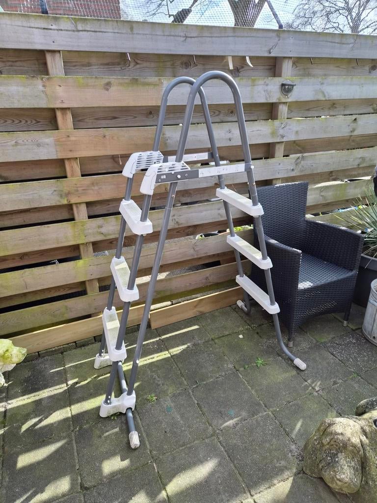 Trappetje voor zwembad, Ophalen of Verzenden, Gebruikt