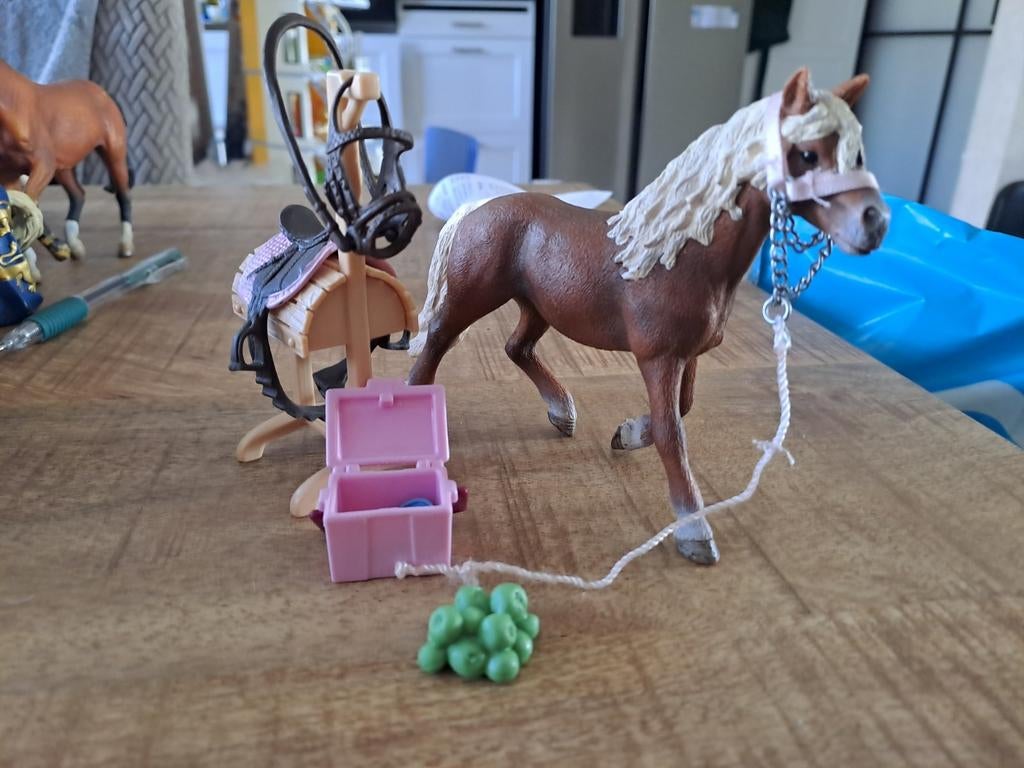 Schleich paard met tuig en poetskoffer, Ophalen of Verzenden, Zo goed als nieuw, Paard, Beeldje of Figuurtje