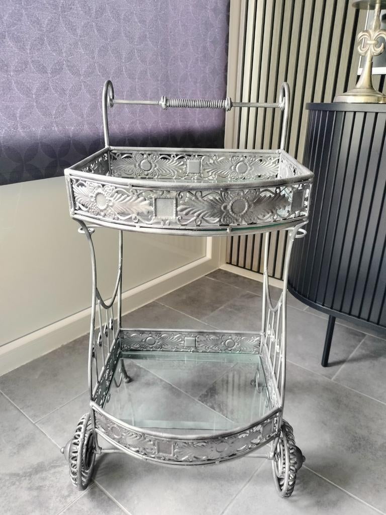 Zilverkleurige theekar met glasplaten, Ophalen