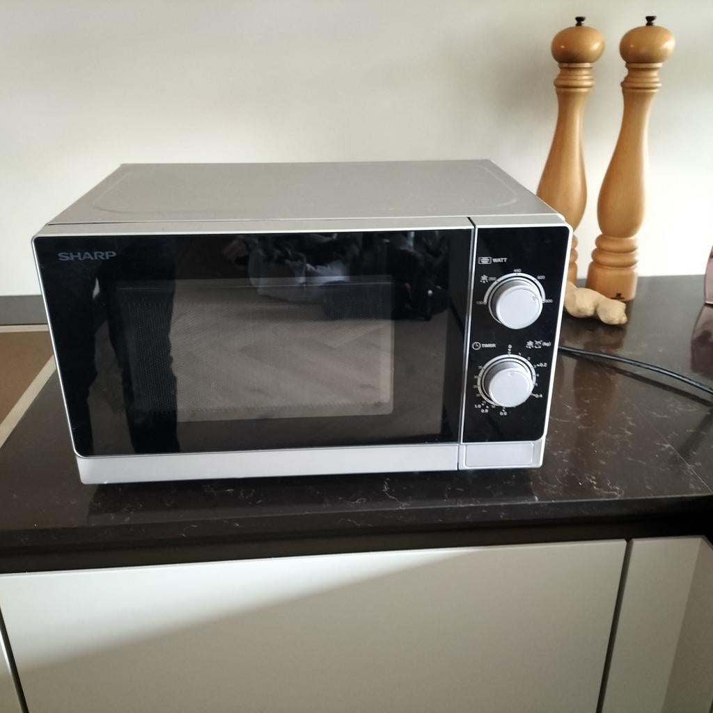 SHARP R200 magnetron in prima staat - afhalen in Zwolle, Ophalen, Draaiplateau, Vrijstaand, Magnetron
