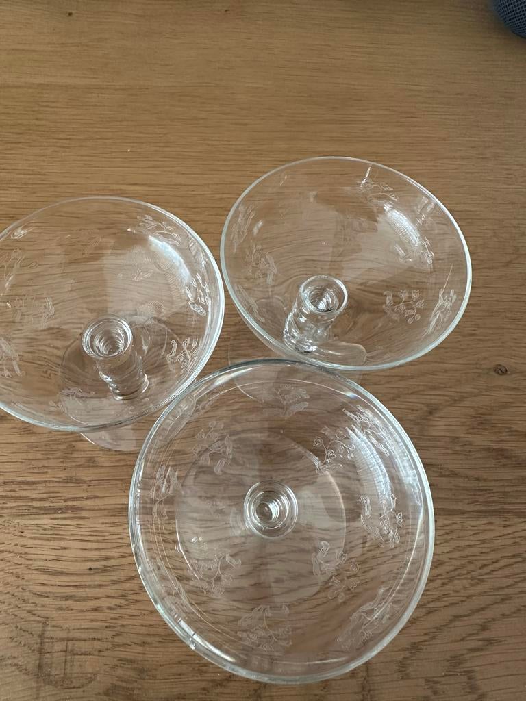 Antieke glaasjes met geslepen bloem motief., Antiek en Kunst, Antiek | Glas en Kristal, Ophalen