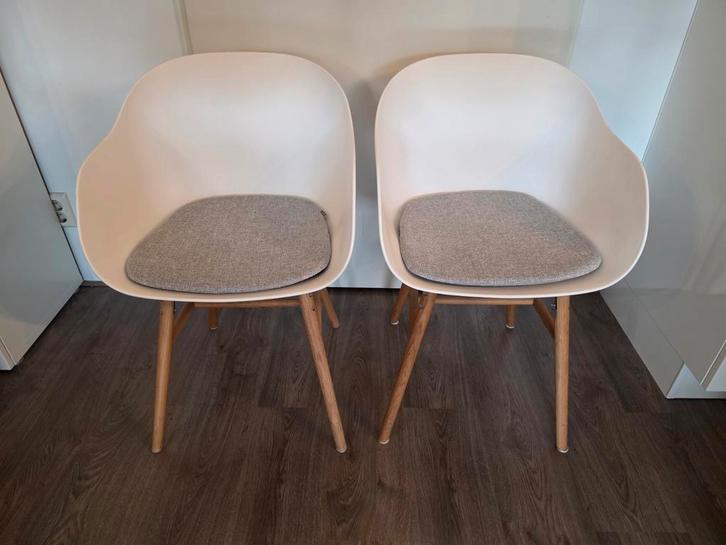 Twee witte eetkamerstoelen met kussens, Huis en Inrichting, Stoelen, Zo goed als nieuw, Twee, Hout, Kunststof, Wit, Ophalen