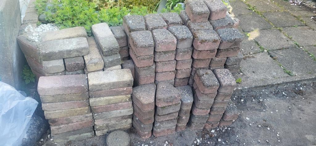 Gratis stenen, eventueel voor het maken van een cirkel, Tuin en Terras, Tegels en Klinkers, Ophalen, Gebruikt, Beton, Klinkers