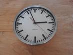 Wandklok Karlsson. Radiografische stationsklok zilveren rand, Ophalen of Verzenden, Gebruikt, Analoog, Wandklok