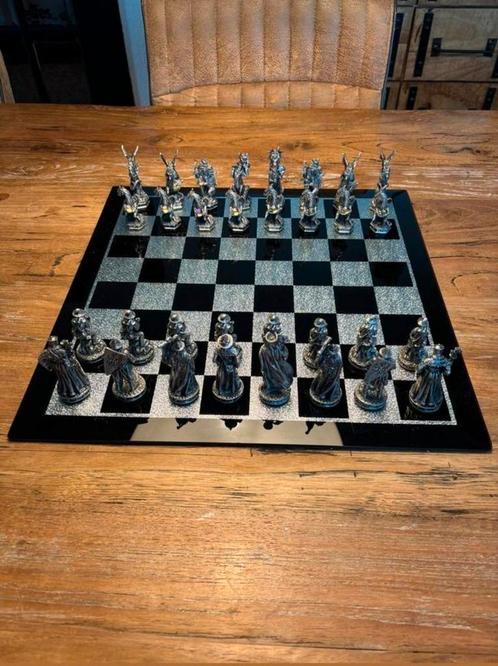 Dragons vs Wizards schaakset Swarovski/Tudor Mint, Hobby en Vrije tijd, Gezelschapsspellen | Bordspellen, Zo goed als nieuw, Ophalen of Verzenden