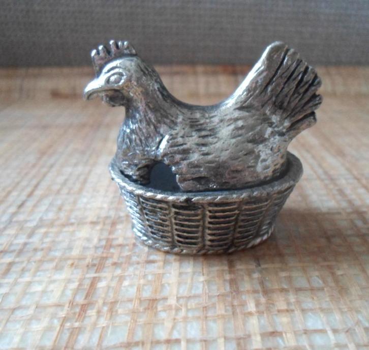 Metalen Zoutvaatje kip op nest. Binnenkant wit geëmailleerd., Antiek en Kunst, Curiosa en Brocante, Ophalen of Verzenden