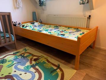 Mooi kinderbed met bijbehorende kledingkast 