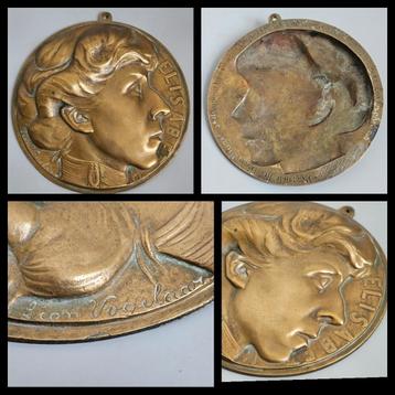 1915, Léon Vogelaar,  bronzen plaquette Elisabeth van België beschikbaar voor biedingen