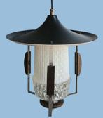 Vintage jaren 50/60 hanglamp/hallamp, bewerkt glas, zwarte m, Gebruikt, Vintage, Ophalen of Verzenden, Glas