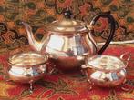 Mooi oud Engels driedelig theeservies van Yeoman silverplate