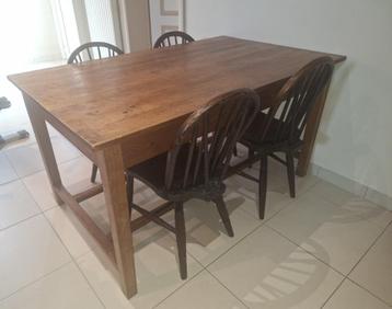 Antieke houten tafel met 4 Windsor stoelen beschikbaar voor biedingen