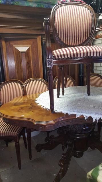 Eetkamer tafel met stoelen  beschikbaar voor biedingen