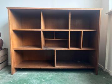 Houten kast met vakken beschikbaar voor biedingen
