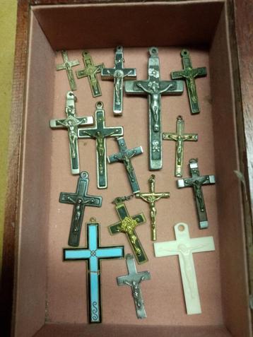 Lot religieuze sieraden  beschikbaar voor biedingen