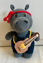 Gehaakt Nijlpaard Nolan met gitaar, Ophalen of Verzenden, Nieuw, Haken, Overige typen