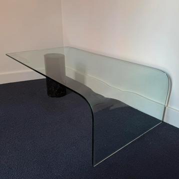 Glazen salontafel met marmeren voet beschikbaar voor biedingen