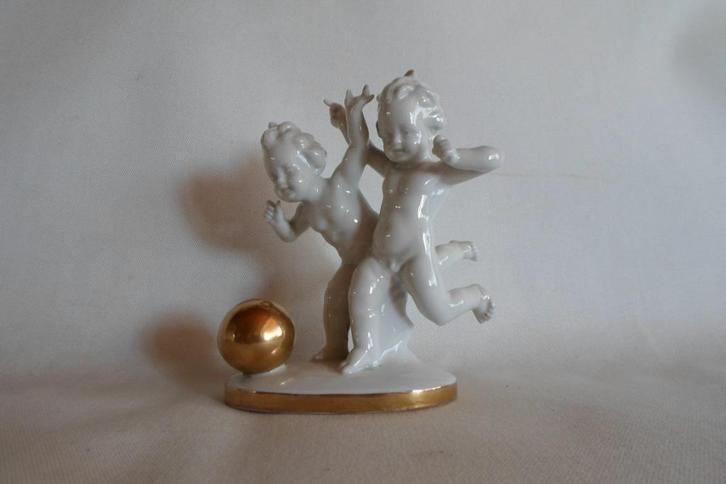 Porselein Beeld Putti Gouden Bal, Verzamelen, Beelden en Beeldjes, Zo goed als nieuw, Mens, Ophalen of Verzenden