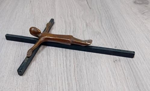 crucifix van staal met bronzen corpus Jezus, Antiek en Kunst, Antiek | Religie, Ophalen of Verzenden
