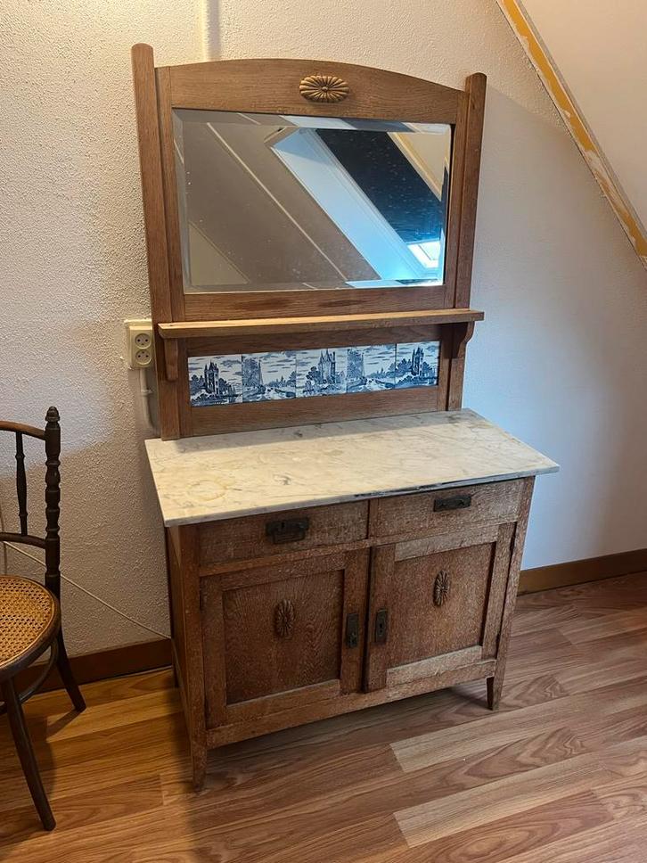 Antieke commode met Delfts blauwe tegels, Antiek en Kunst, Antiek | Meubels | Kasten, Ophalen of Verzenden