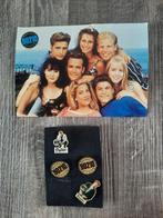 Te koop: Beverly Hills 90210 ansichtkaart en 4 speldjes, Verzamelen, Ophalen of Verzenden, Zo goed als nieuw, Tv, Foto of Kaart