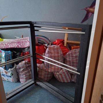 2  Hangrekken in L formaat met wieltjes beschikbaar voor biedingen