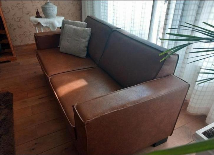 NIEUW cognac kleurige bank van kunstleer, 2 zitter MEIJEL, Huis en Inrichting, Banken | Complete zithoeken, Zo goed als nieuw