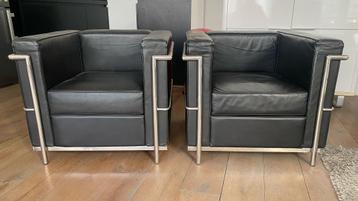 Twee fraaie fauteuils in LC2-stijl beschikbaar voor biedingen