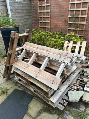 gratis 6 verschillende houten pallets beschikbaar voor biedingen