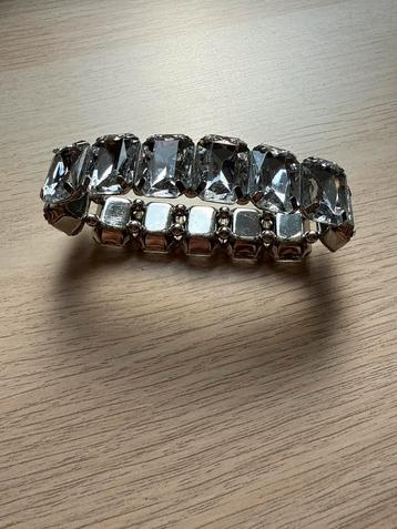 Zilverkleurige armband met kristallen beschikbaar voor biedingen