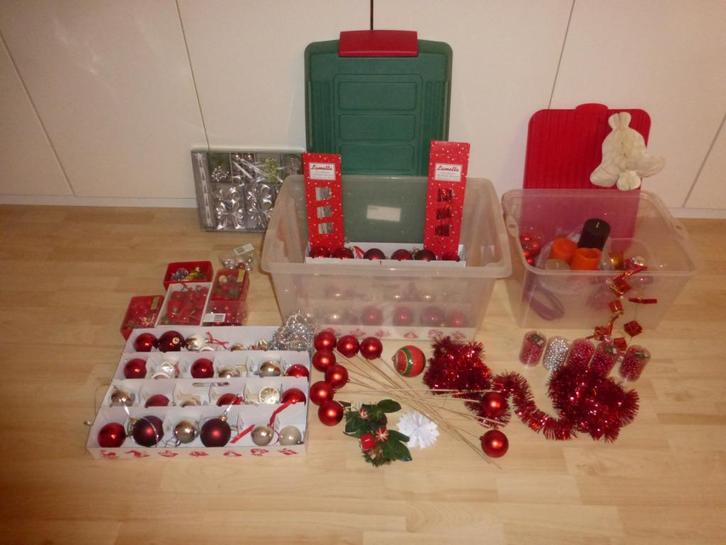 rode en zilverkleurige kerstballen en meer versiering, Diversen, Kerst, Gebruikt, Ophalen