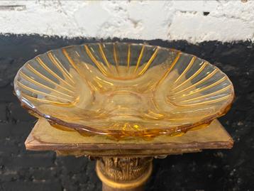 Grote vintage lage schaal amberkleurig glas persglas antiek beschikbaar voor biedingen