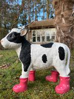 Kalf koe roze regenlaarsjes beeld tuin boerderij wei boer, Tuin en Terras, Tuinbeelden, Ophalen of Verzenden, Nieuw, Kunststof