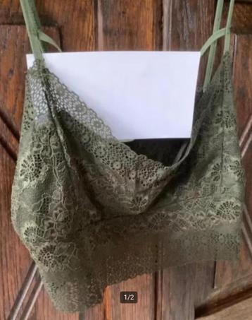 Groen kanten topje, hemdje; oksel tot oksel is 46 cm beschikbaar voor biedingen