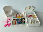 Kleding, schoenen, stoel, bed + flyer Sindy / jaren '80, Ophalen of Verzenden, Gebruikt, Pop