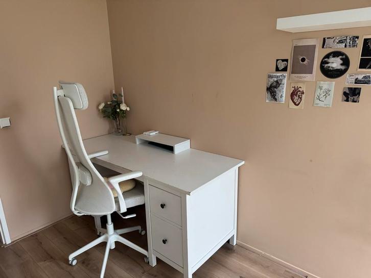Bureau en bureaustoel en andere meubels. Zie andere advert., Huis en Inrichting, Bureaus, Zo goed als nieuw, Stabureau, In hoogte verstelbaar