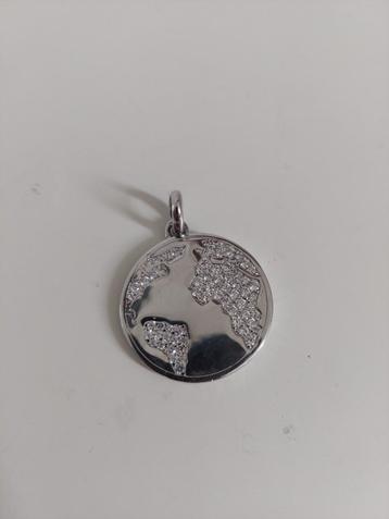 Zinzi amulet van wereld in zirconia stenen beschikbaar voor biedingen