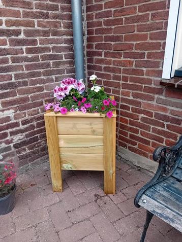 Bloembakje op pootjes beschikbaar voor biedingen