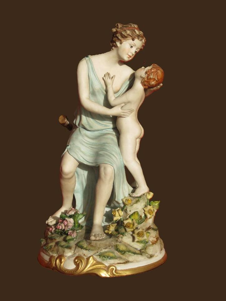 beeld vrouw met kindje Napels porselein, Antiek en Kunst, Antiek | Porselein, Ophalen of Verzenden