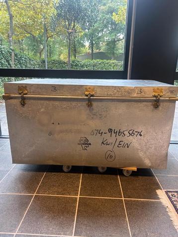 Vintage flight case stalen kist industrieel beschikbaar voor biedingen